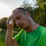 Дури и малку ако почувствувате некои од симптомите, веднаш јавете се на итна помош: Првата помош за топлотен удар е најважна, еве што треба веднаш да направите