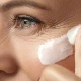 Нанесете го 2 часа пред спиење: Природниот домашен крем ги затегнува брчките околу очите