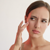 Евтина маска за лице која ги брише подочниците: Потребни ви се само 2 состојки