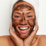 Направете пилинг од НЕКОЛКУ СОСТОЈКИ: Ги отстранува мртвите клетки од кожата и истовремено ја хидрира (РЕЦЕПТ)