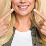 Овие природни намирници ГИ ИЗБЕЛУВААТ ЗАБИТЕ: Забите можат да блеснат и без да посетите стоматолог