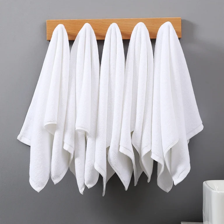 Пешкирите ќе бидат бели и меки како во скап хотел: Трик за перење без омекнувач